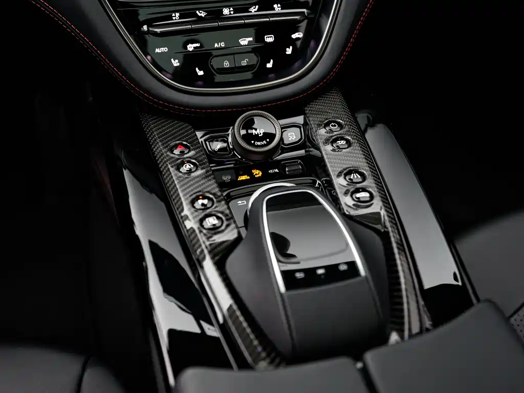 Aston Martin DBX 2025 — фото 17