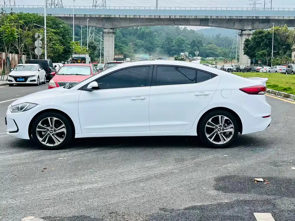Hyundai Elantra 2016 — фото 3