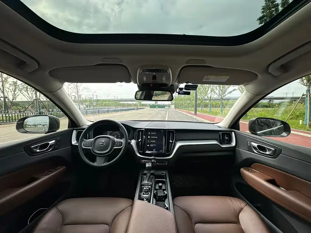 Volvo XC60 2018 — фото 14