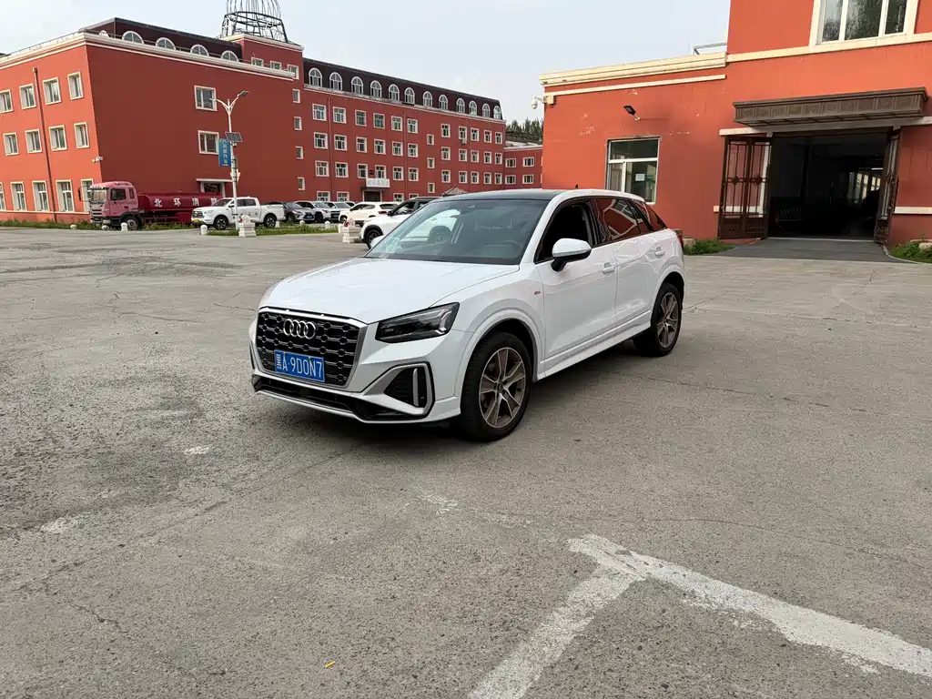 Audi Q2L 2022 — фото 1