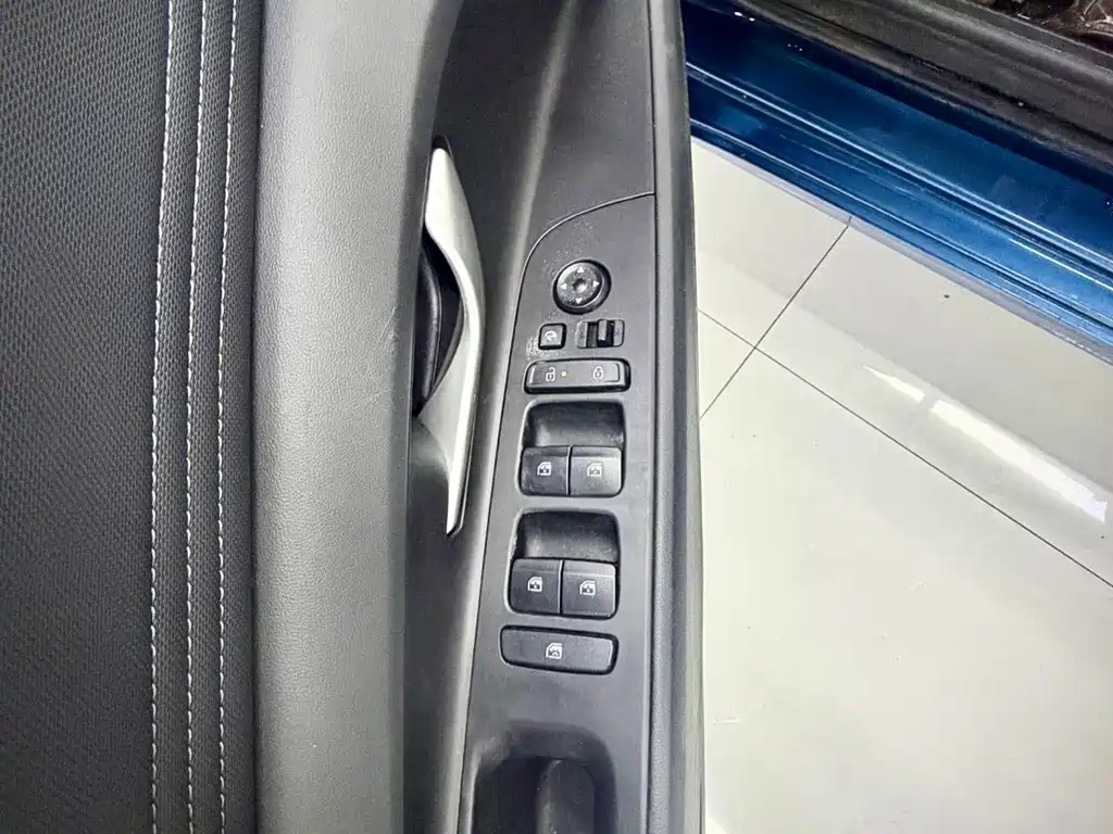 Hyundai Elantra 2023 — фото 10