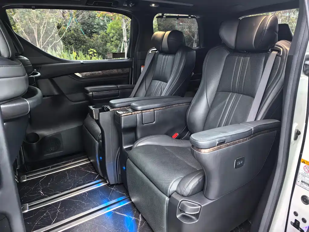 Toyota Alphard 2023 — фото 10