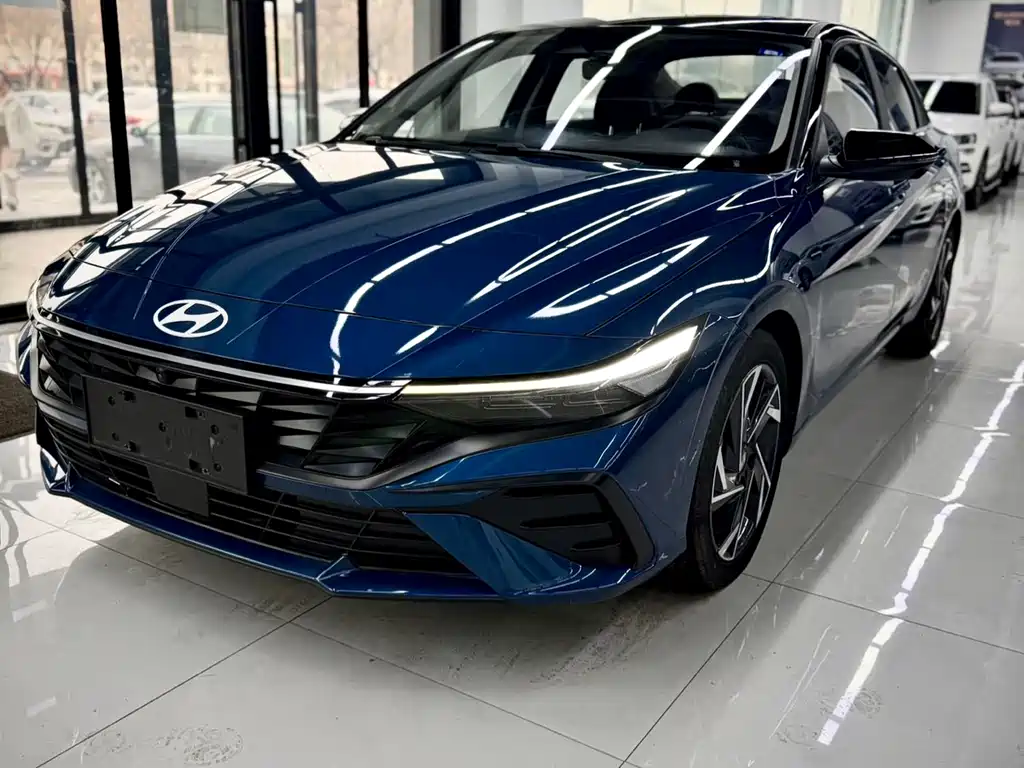 Hyundai Elantra 2023 — фото 1