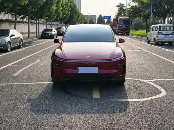 Tesla Model Y 2025