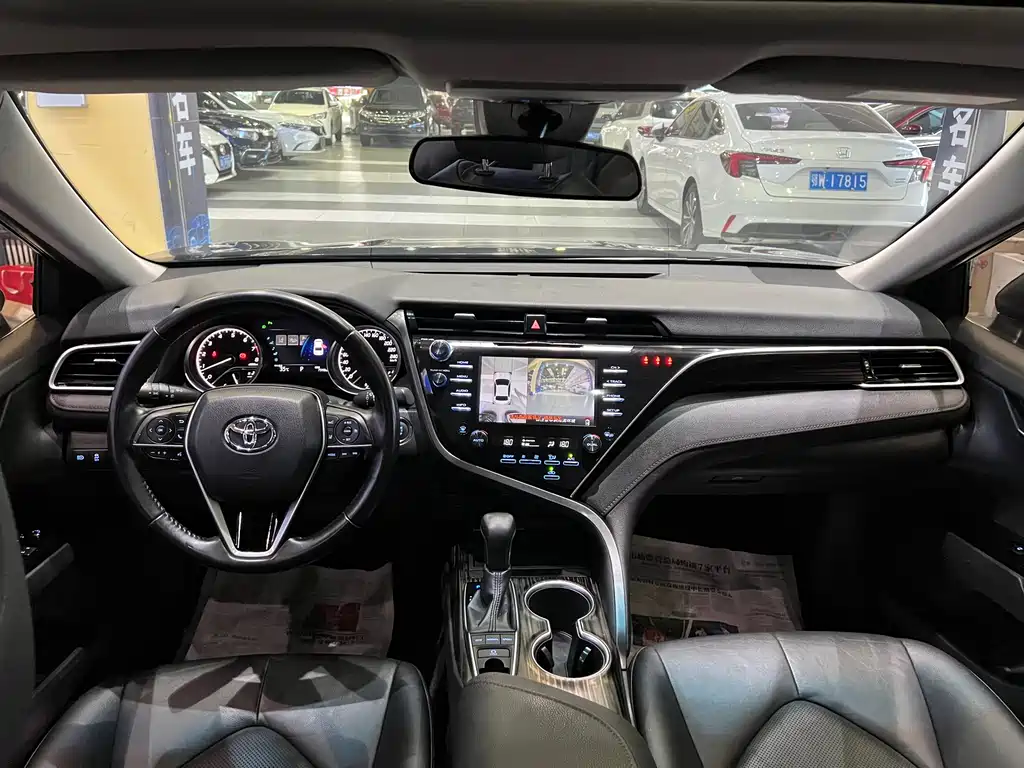 Toyota Camry 2018 — фото 11