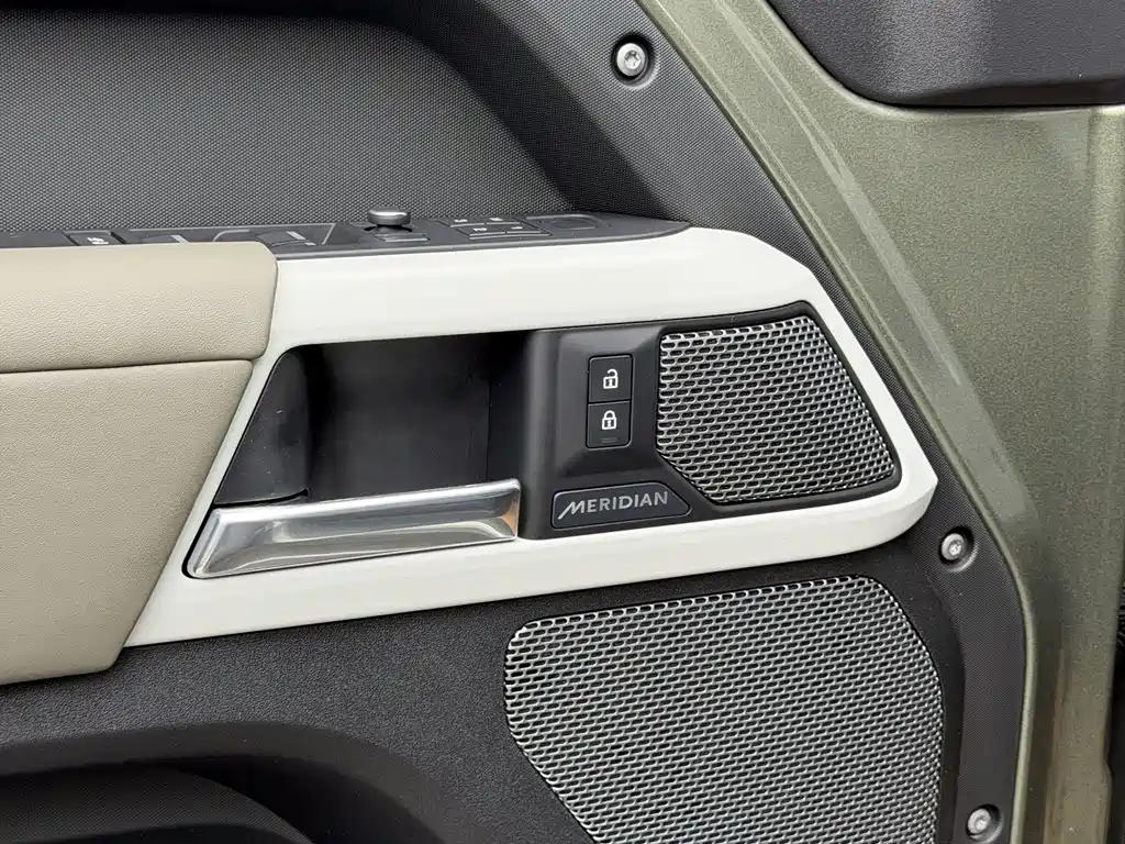 Land Rover Defender 2020 — фото 19