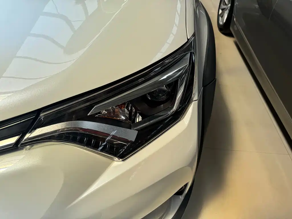 Toyota RAV4 2019 — фото 12