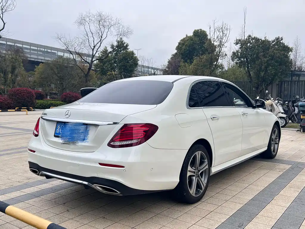 Mercedes-Benz E-Class 2018 — фото 16