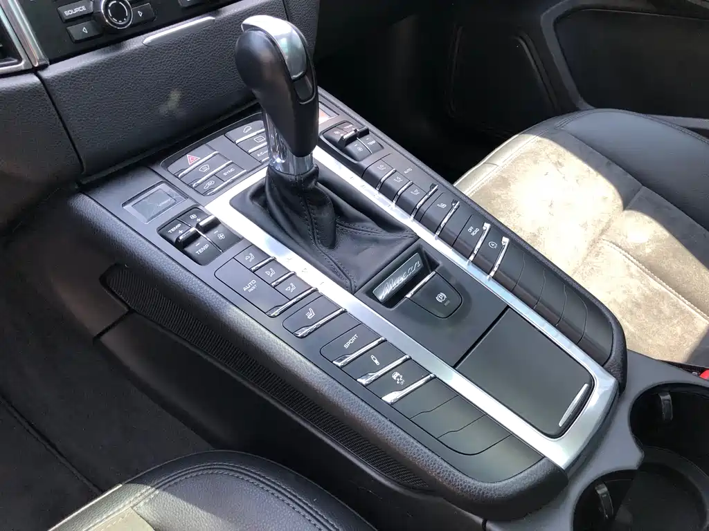 Porsche Macan 2017 — фото 12