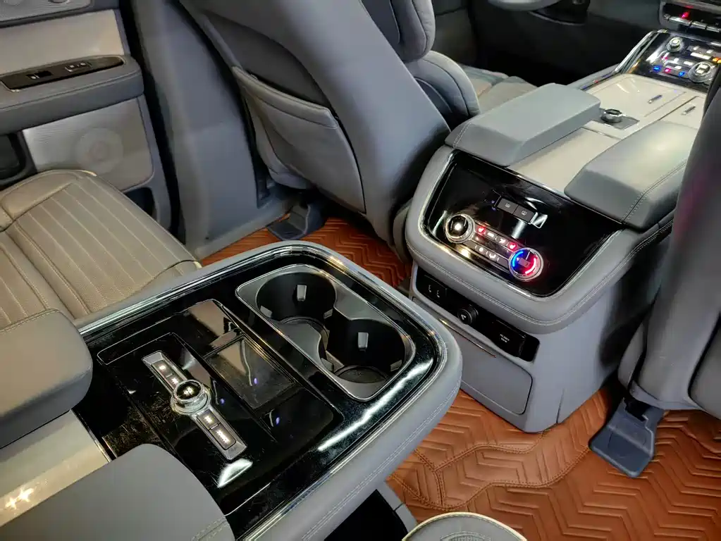 Lincoln Navigator 2021 — фото 11