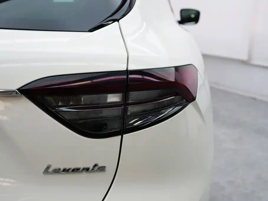 Maserati Levante 2017 — фото 15