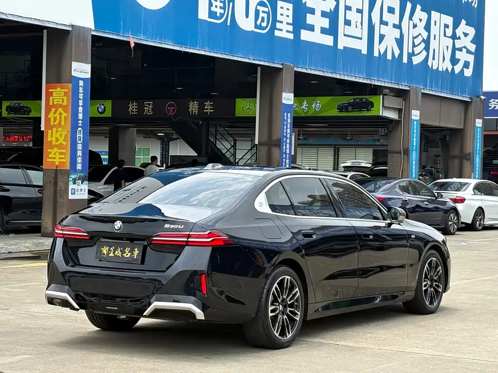 BMW 5 Series 2025 — фото 18
