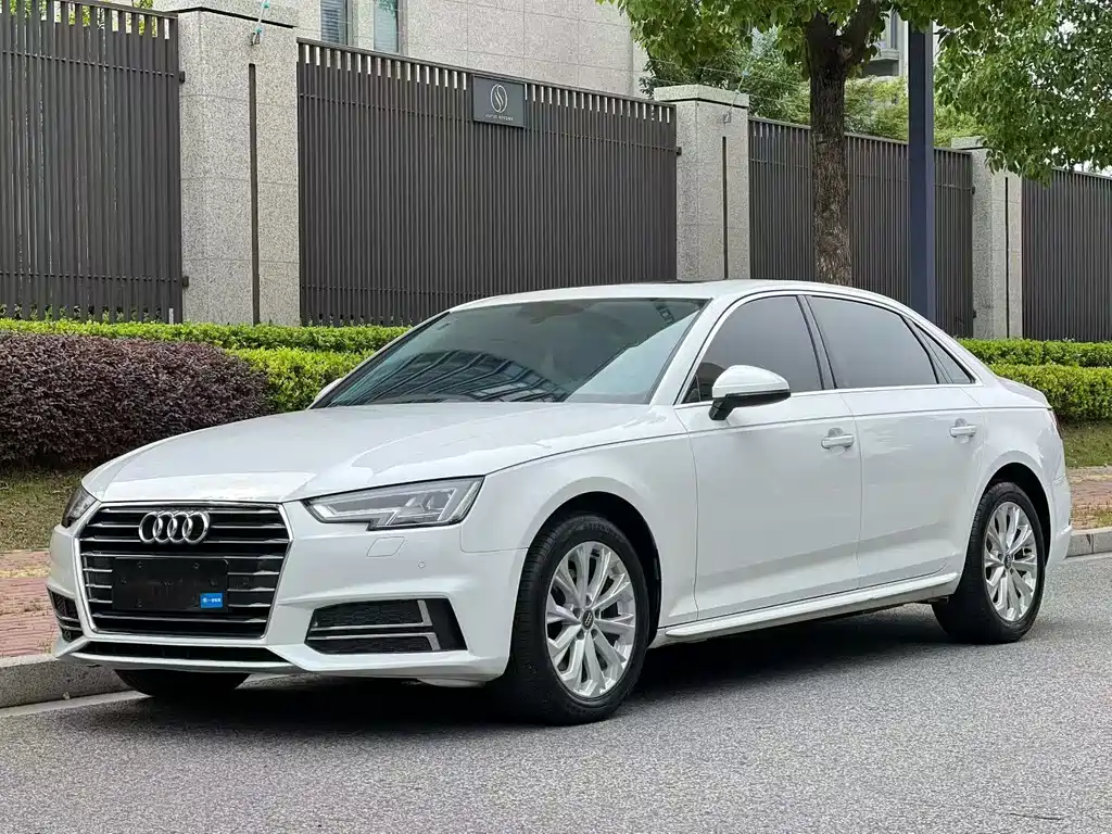 Audi A4L 2020 — фото 1