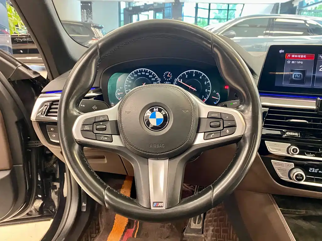 BMW 5 Series 2019 — фото 11