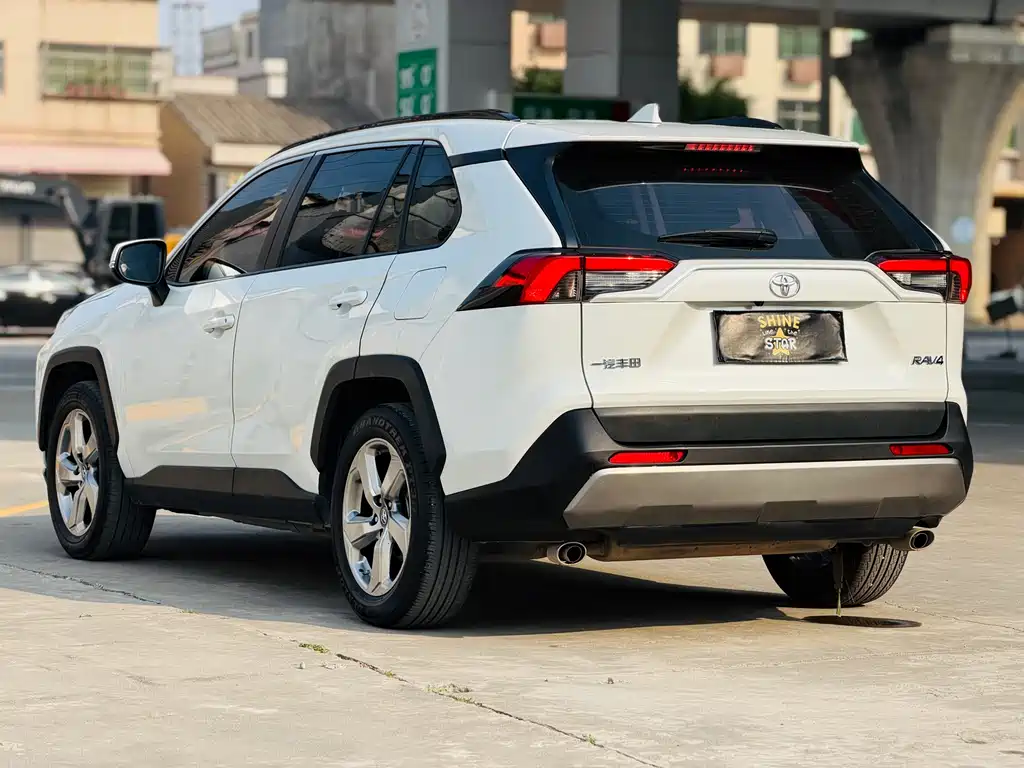 Toyota RAV4 2021 — фото 19