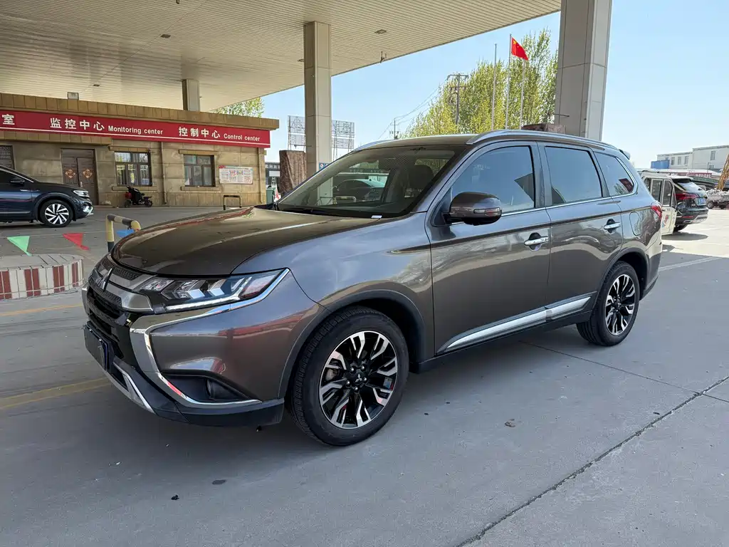 Mitsubishi Outlander 2019 — фото 1
