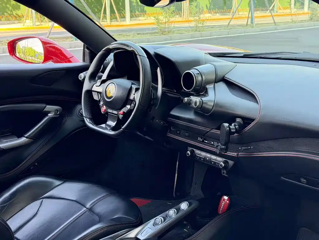 Ferrari F8 2021 — фото 18