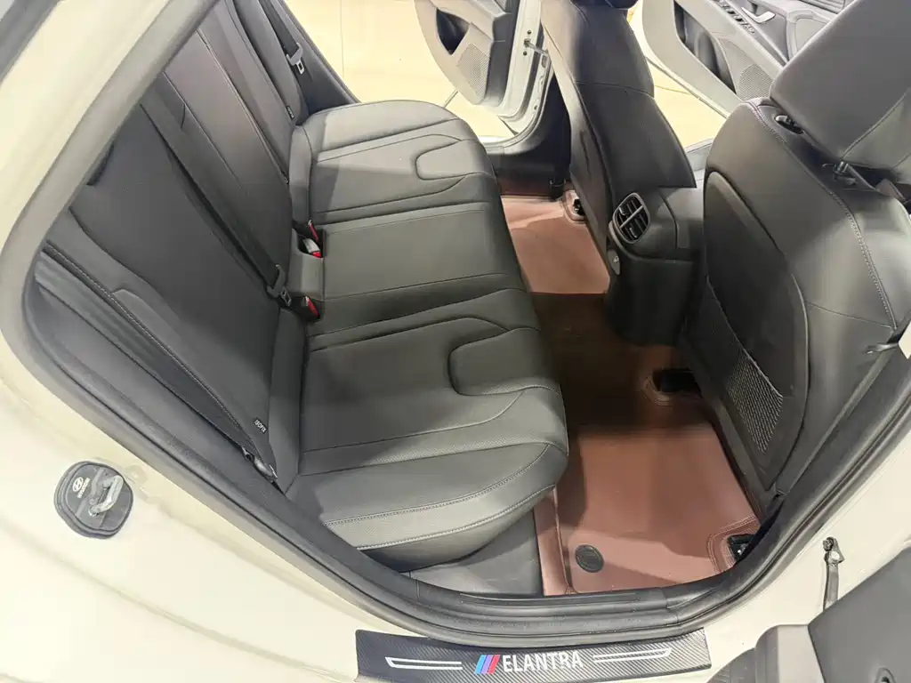 Hyundai Elantra 2023 — фото 18