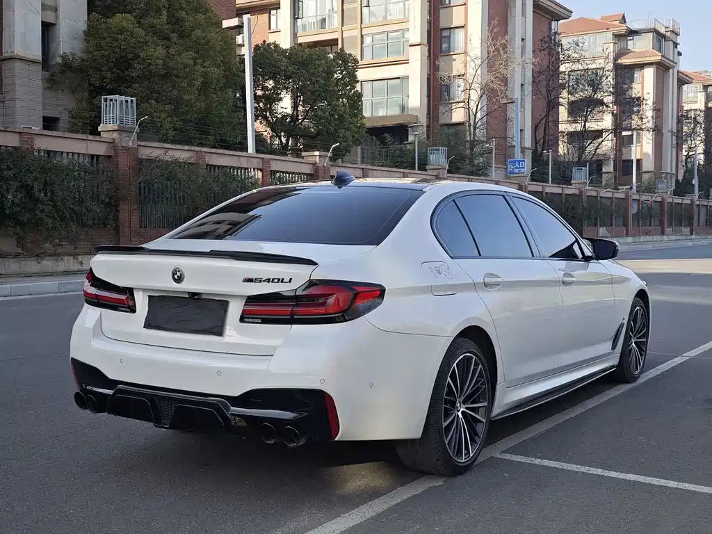 BMW 5 Series 2023 — фото 10