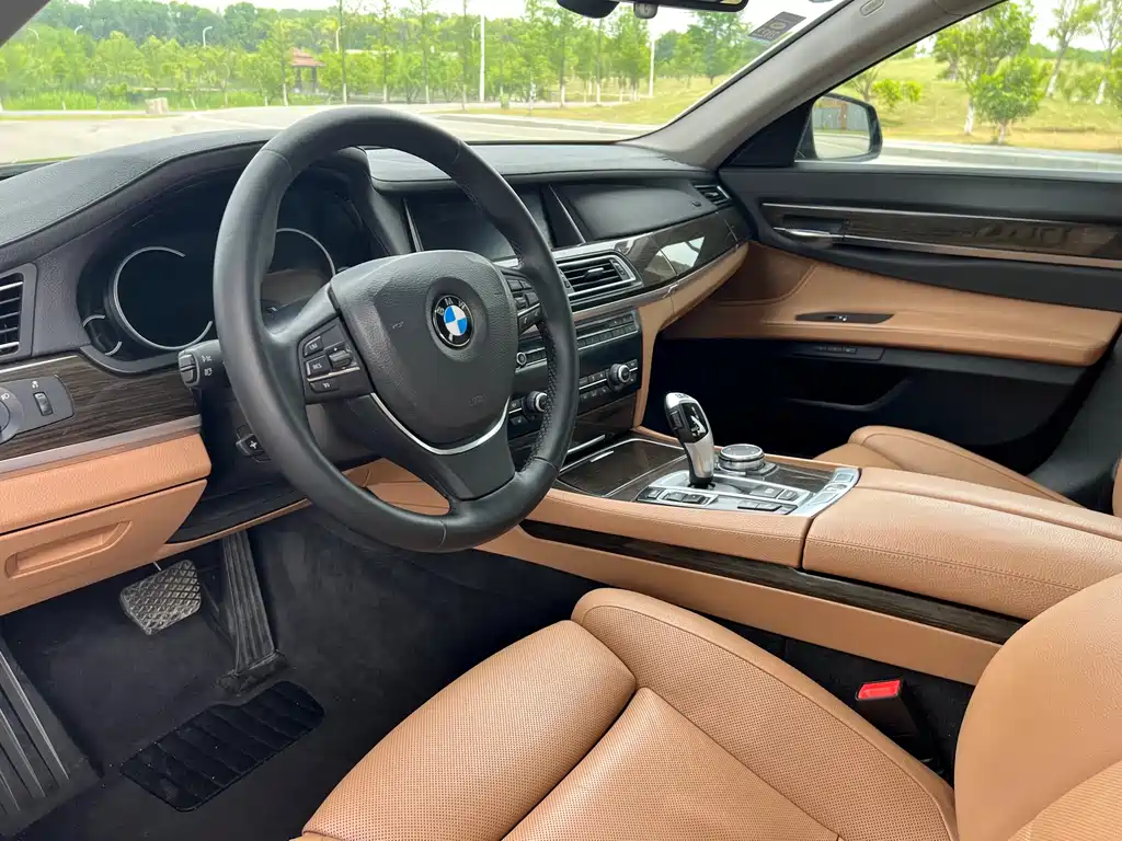 BMW 7 Series 2016 — фото 9