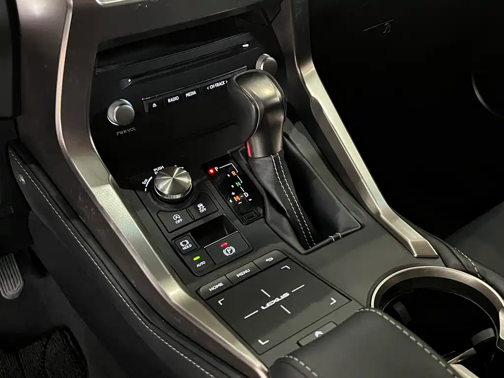 Lexus NX 2018 — фото 12