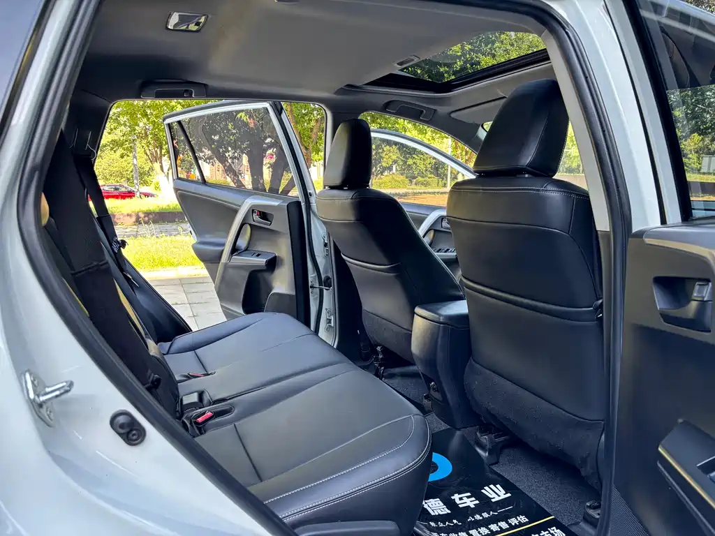 Toyota RAV4 2016 — фото 19