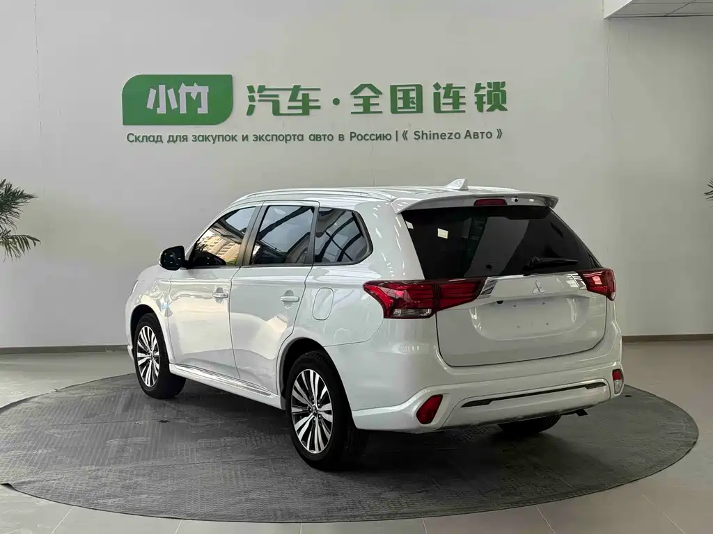 Mitsubishi Outlander 2022 — фото 6
