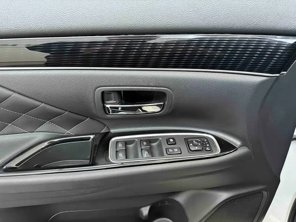Mitsubishi Outlander 2022 — фото 10