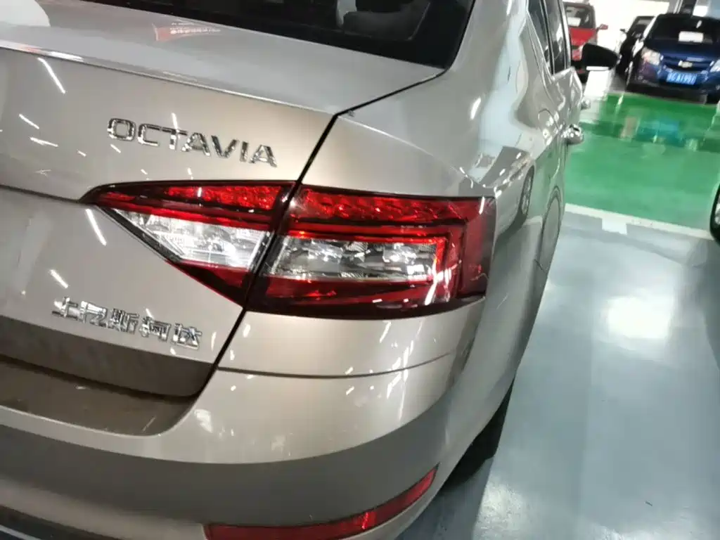 Skoda Octavia 2018 — фото 8