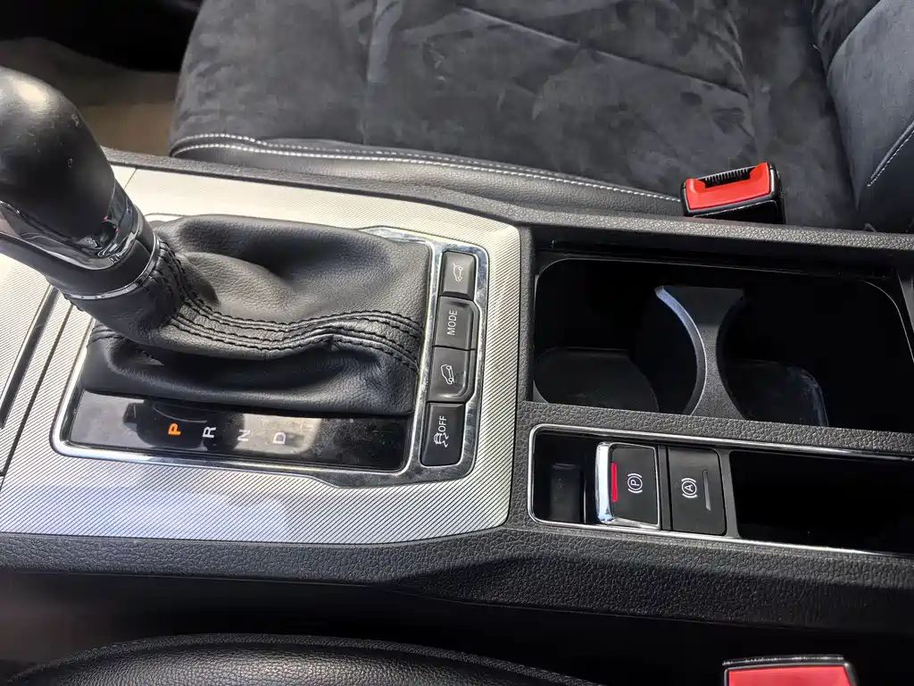 Roewe RX5 New Energy 2018 — фото 17