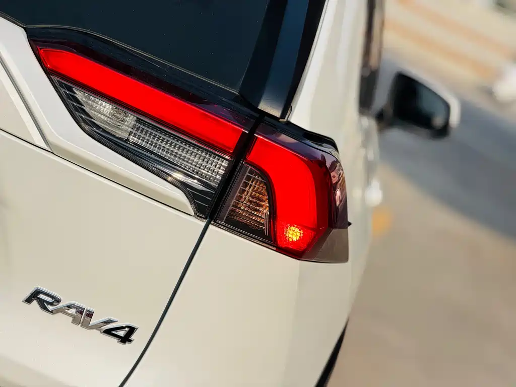 Toyota RAV4 2021 — фото 7