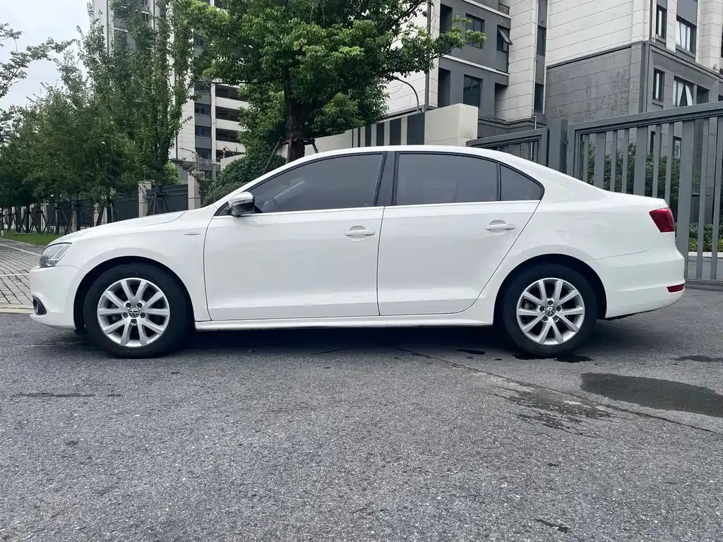 Volkswagen Sagitar 2013