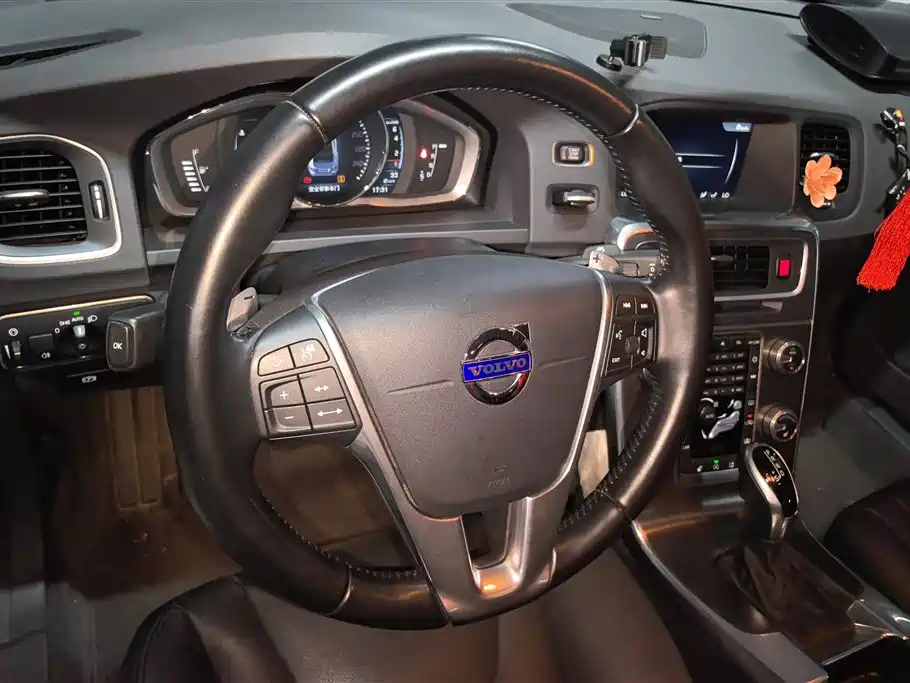 Volvo S60 2015 — фото 15
