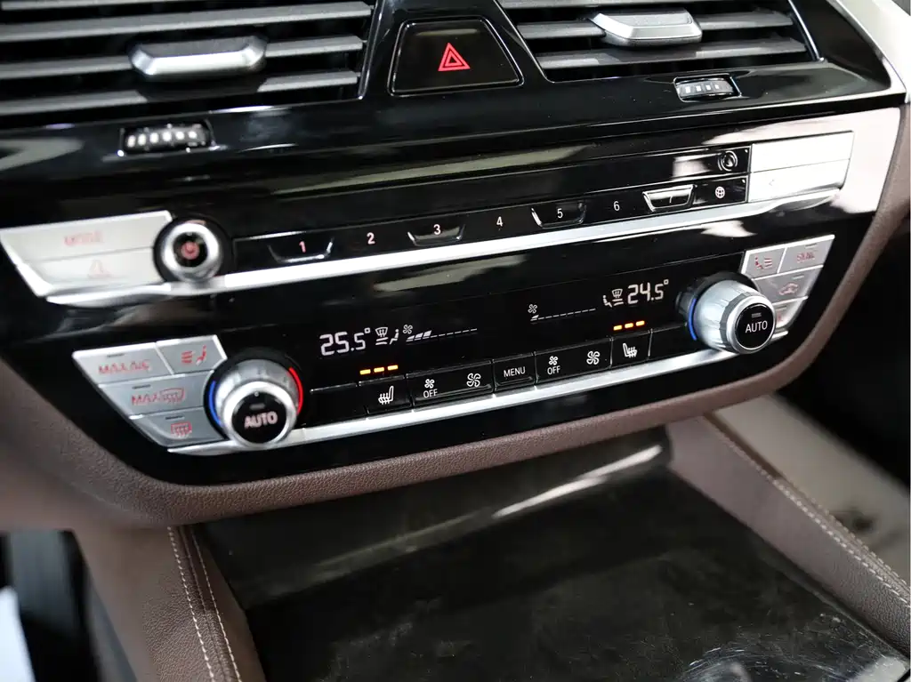 BMW 5 Series 2022 — фото 10