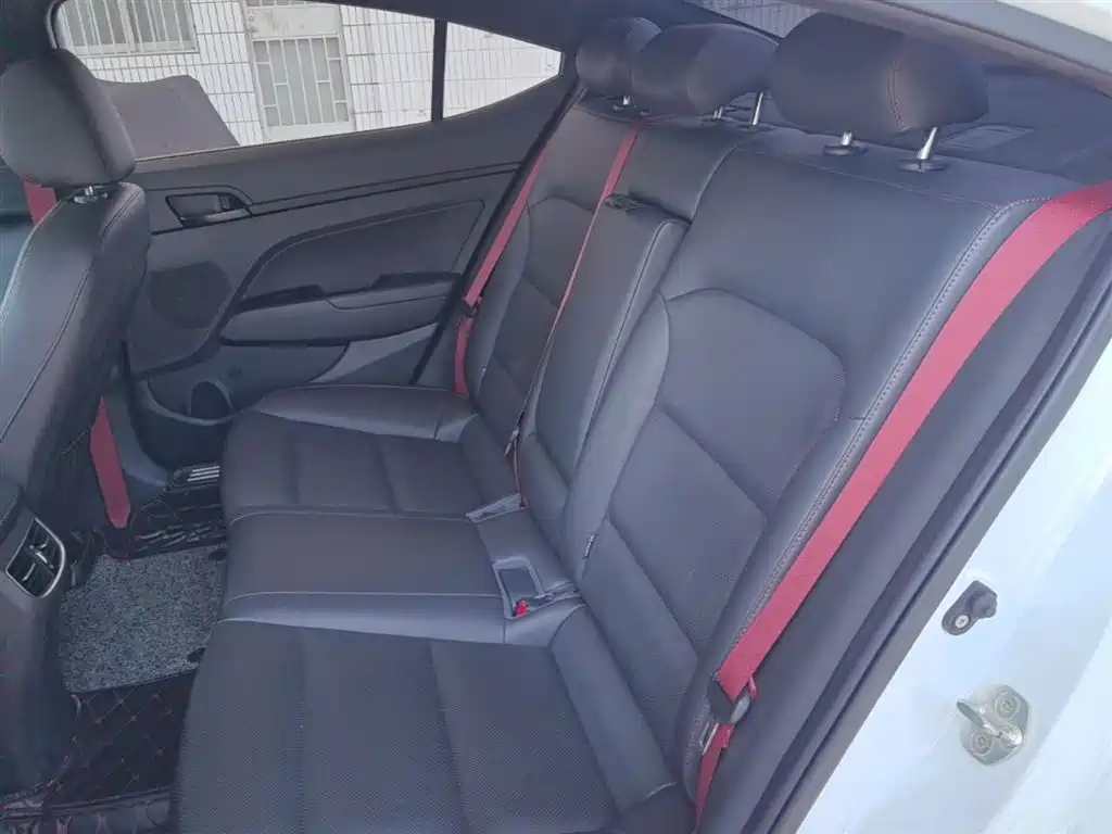 Hyundai Elantra 2019 — фото 17