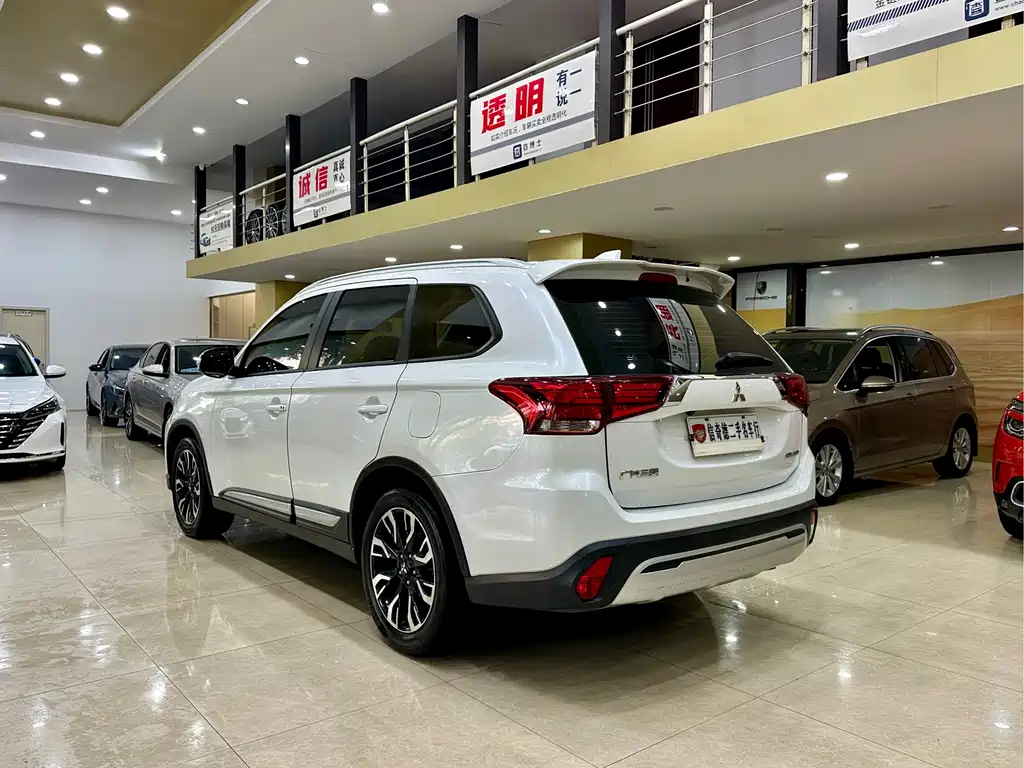 Mitsubishi Outlander 2020 — фото 7