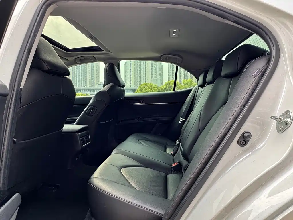 Toyota Camry 2022 — фото 13