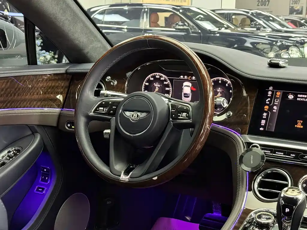 Bentley Continental 2020 — фото 10