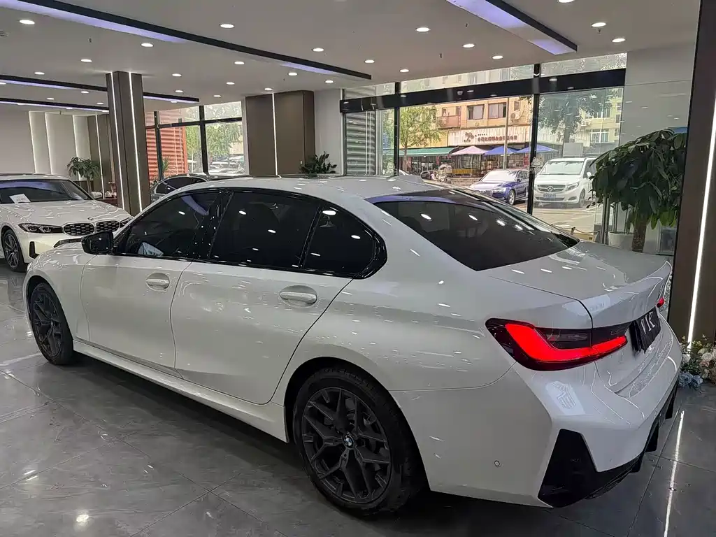 BMW 3 Series 2025 — фото 11