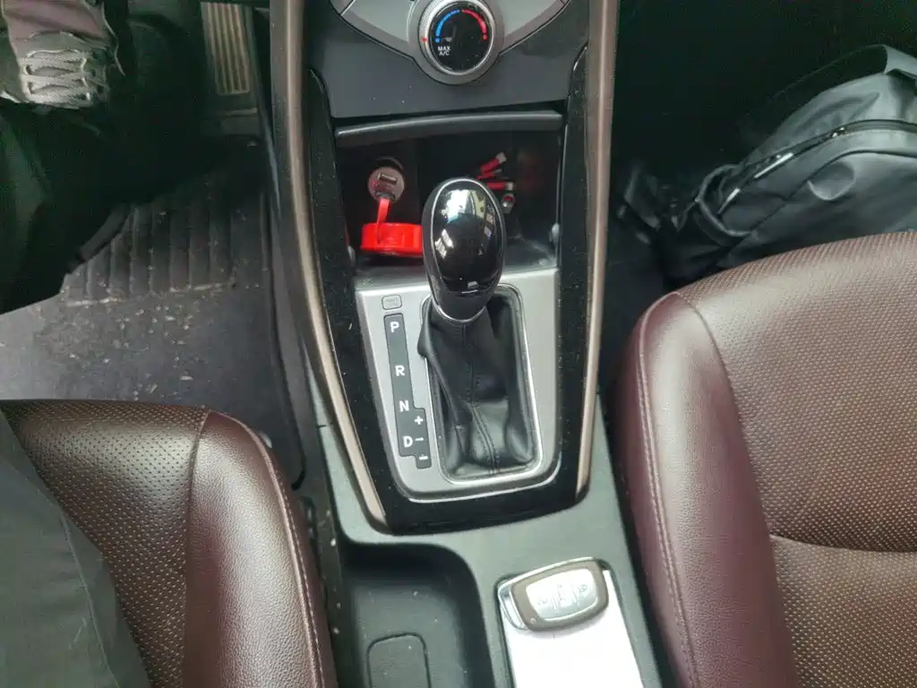 Hyundai Elantra 2015 — фото 10