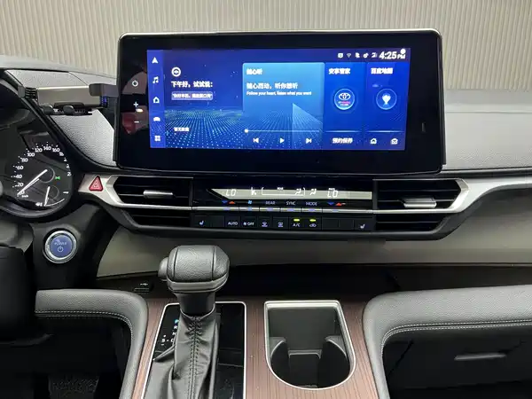 Toyota Granvia 2023