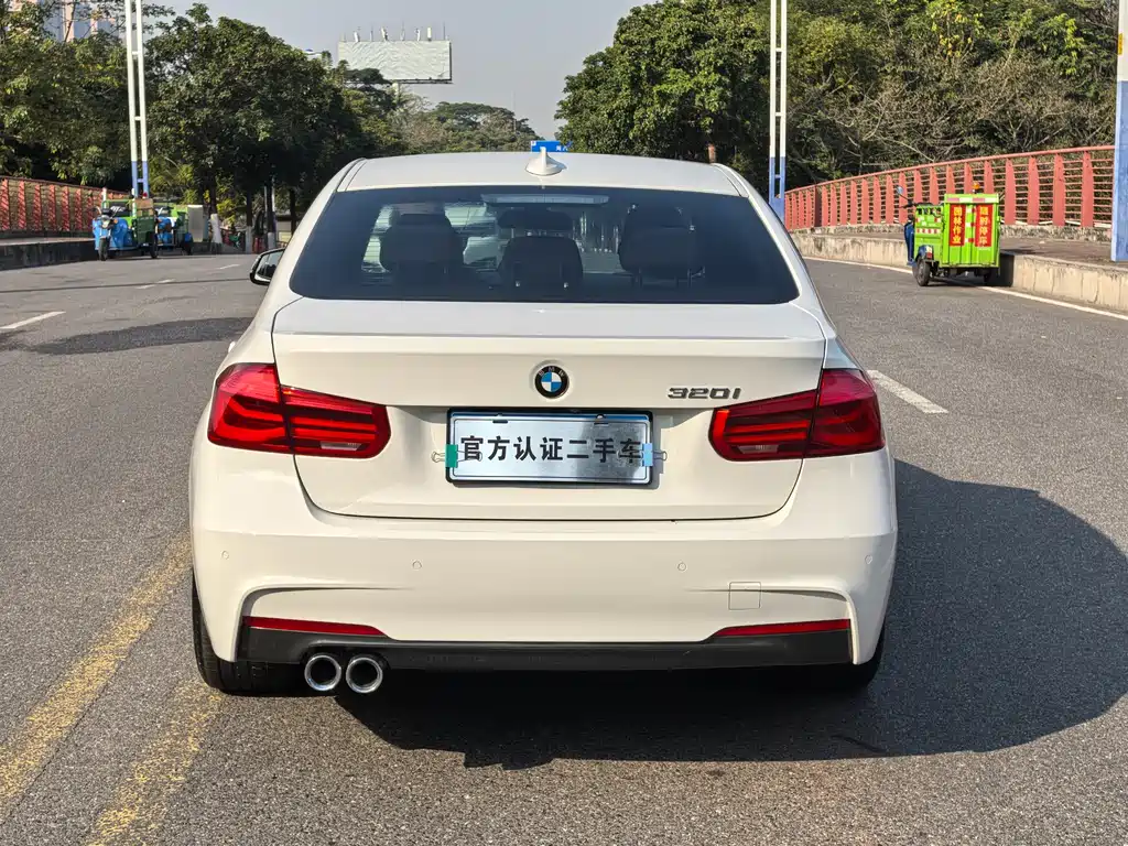BMW 3 Series 2018 — фото 19