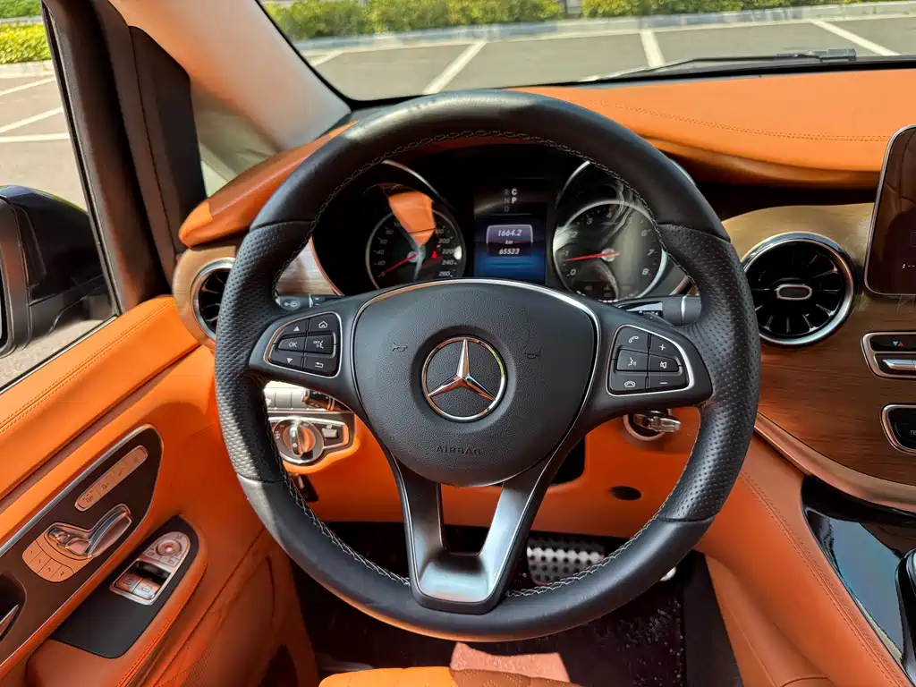 Mercedes-Benz V-Class 2023 — фото 15
