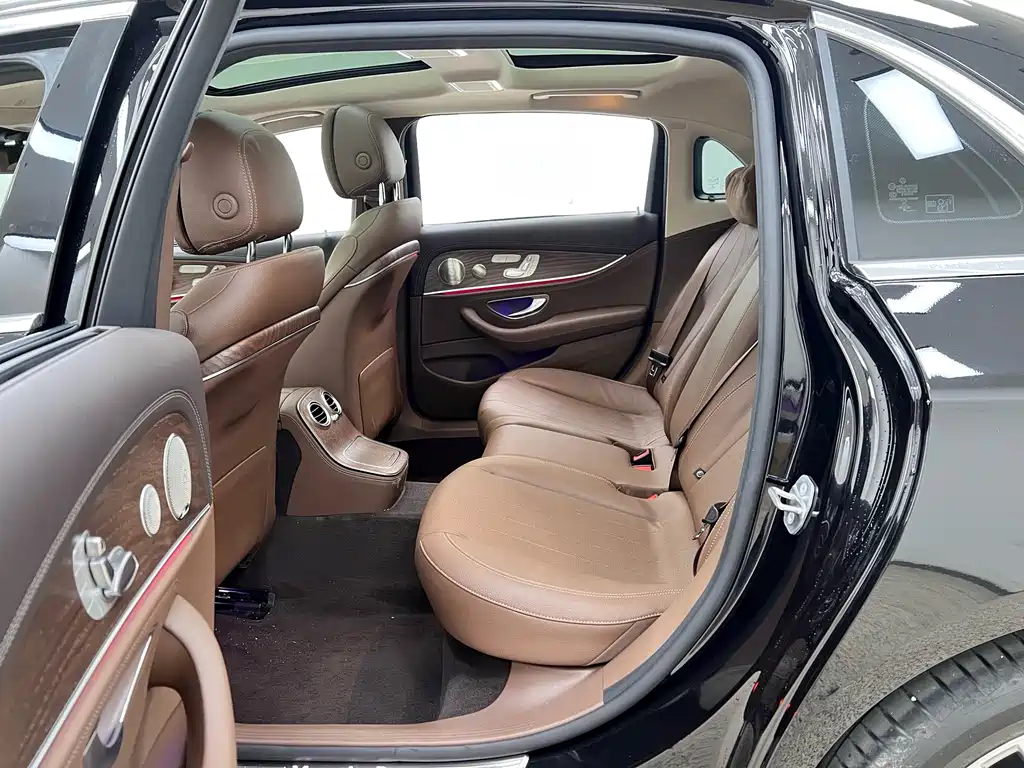 Mercedes-Benz E-Class 2023 — фото 18