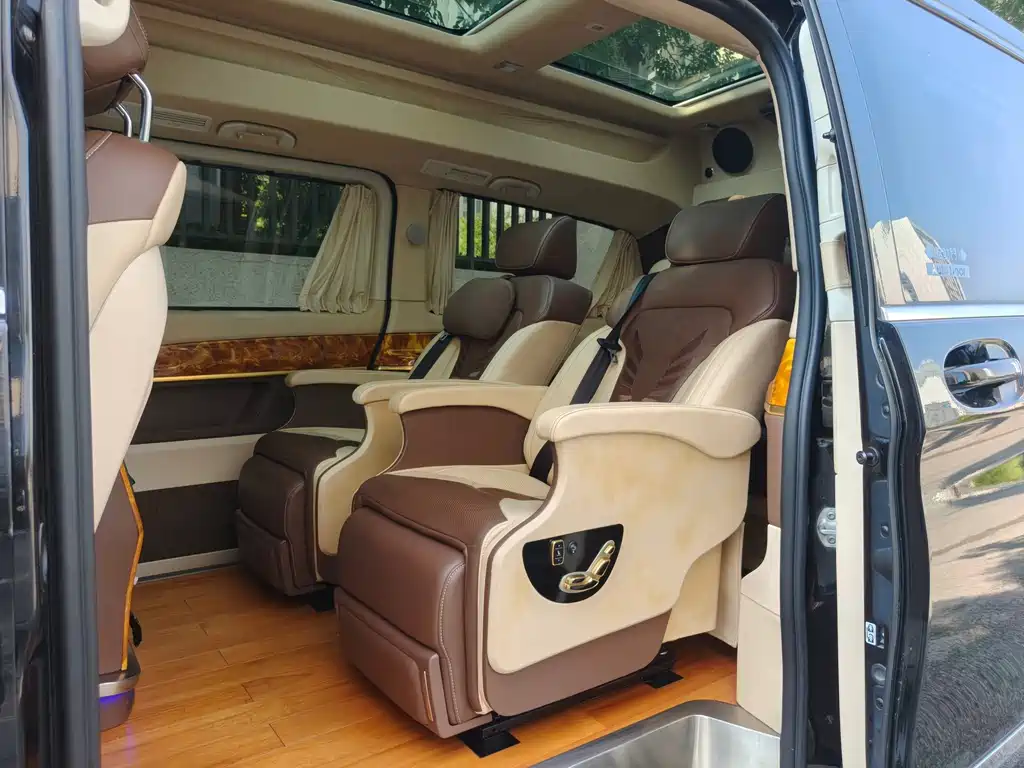 Mercedes-Benz V-Class 2018 — фото 10