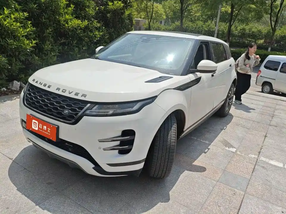 Land Rover Evoque 2023 — фото 1