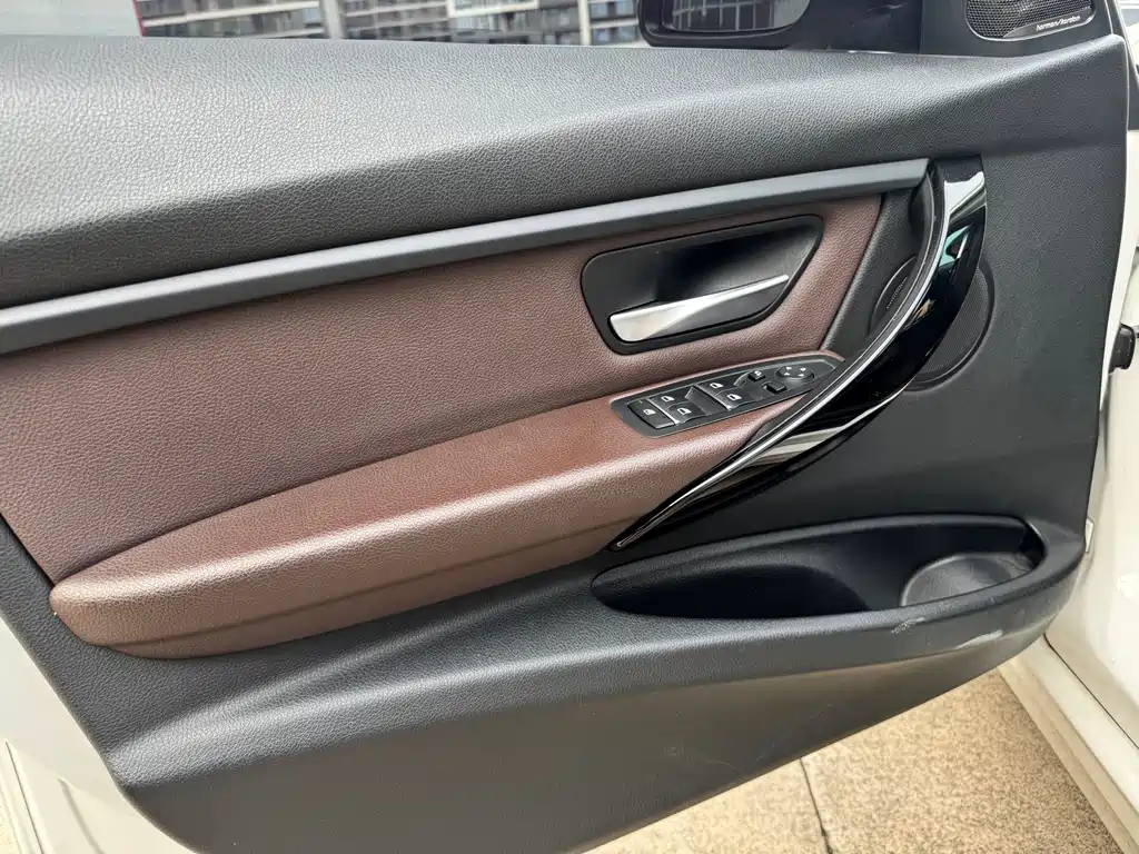 BMW 3 Series 2019 — фото 10
