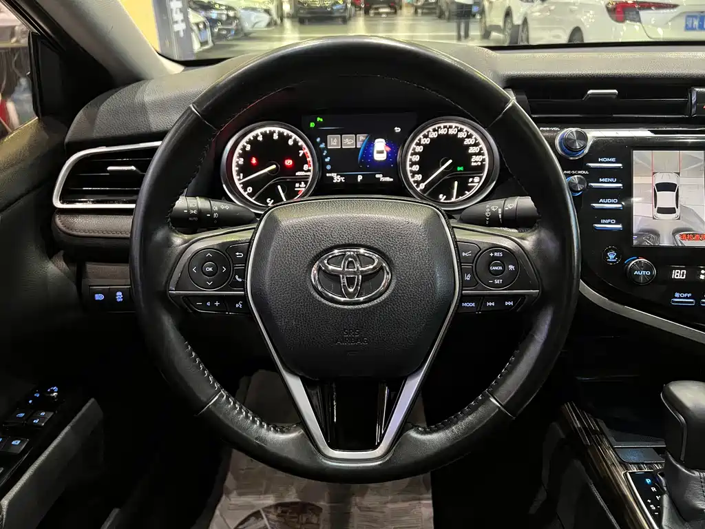 Toyota Camry 2018 — фото 14