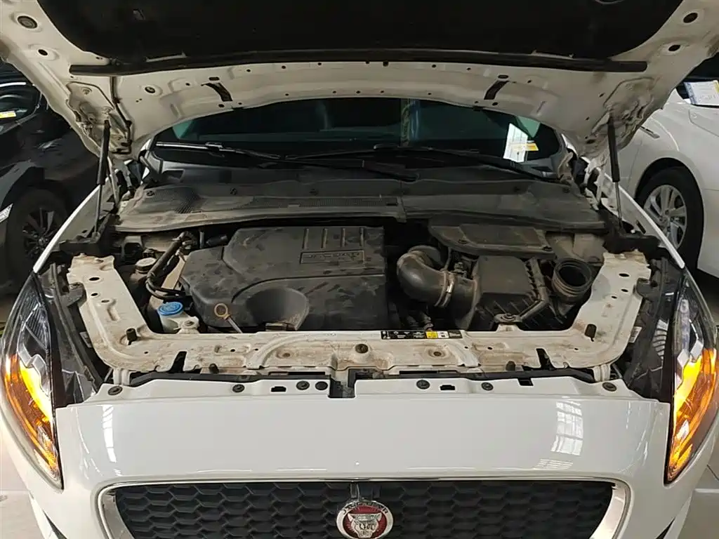 Jaguar E-PACE 2021 — фото 20