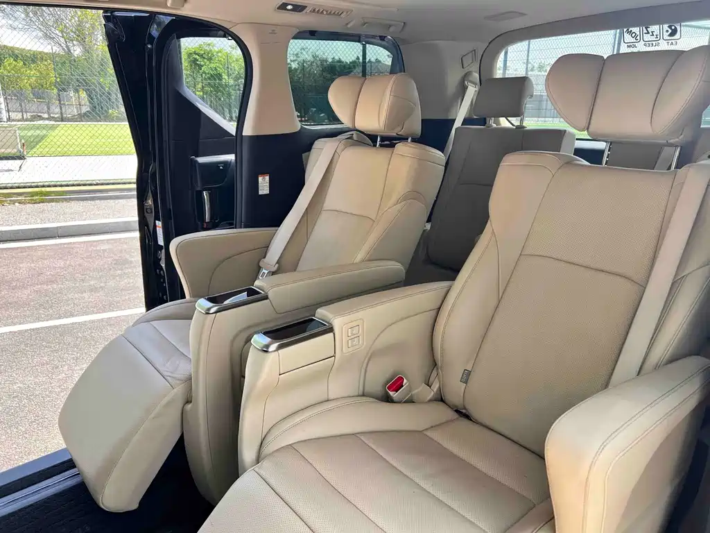 Toyota Alphard 2017 — фото 13